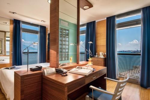 Habitación Doble Superior con vistas parciales al mar del hotel Towers Stabiae Sorrento Coast. Foto 4
