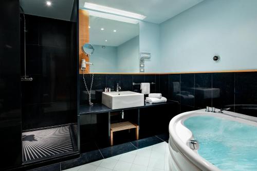 Habitación Triple del hotel Towers Stabiae Sorrento Coast. Foto 1