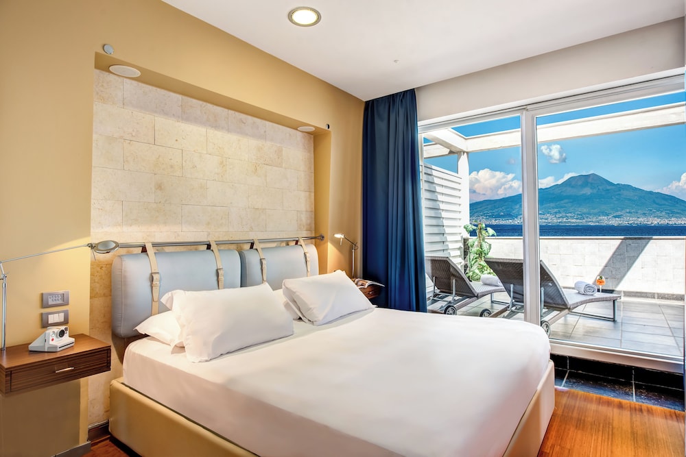 SUITE CON TERRAZA Y VISTAS COMPLETAS AL MAR del hotel Towers Stabiae Sorrento Coast