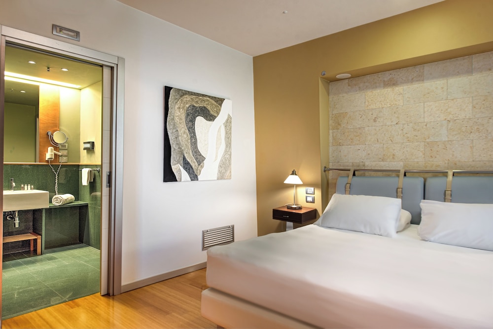 SUITE CON TERRAZA Y VISTAS COMPLETAS AL MAR del hotel Towers Stabiae Sorrento Coast. Foto 2