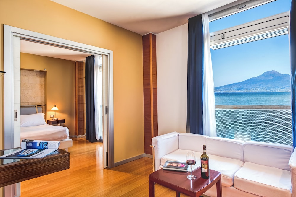 SUITE CON TERRAZA Y VISTAS COMPLETAS AL MAR del hotel Towers Stabiae Sorrento Coast. Foto 3