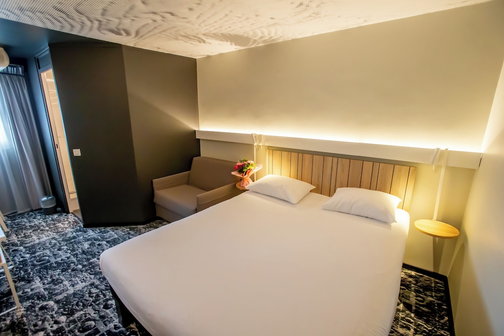 Habitación estándar con una cama doble y una cama individual del hotel Ibis Haguenau Strasbourg Nord. Foto 1