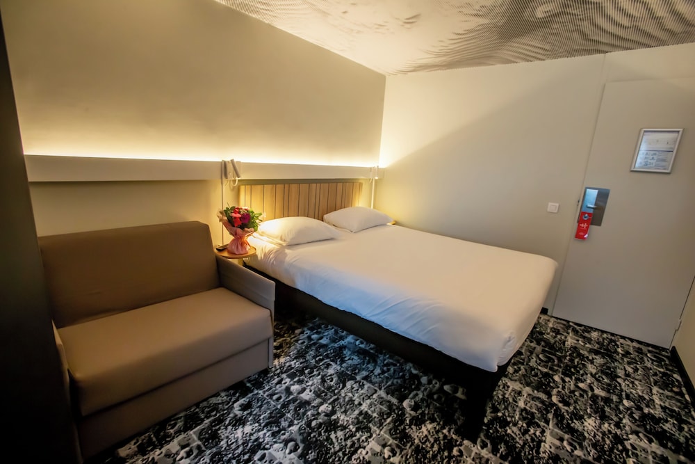 Habitación estándar con una cama doble y una cama individual del hotel Ibis Haguenau Strasbourg Nord. Foto 2