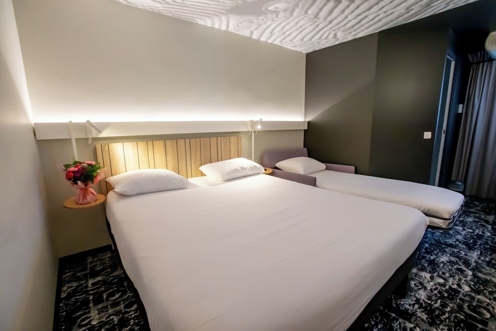 Habitación estándar con una cama doble y una cama individual del hotel Ibis Haguenau Strasbourg Nord. Foto 3