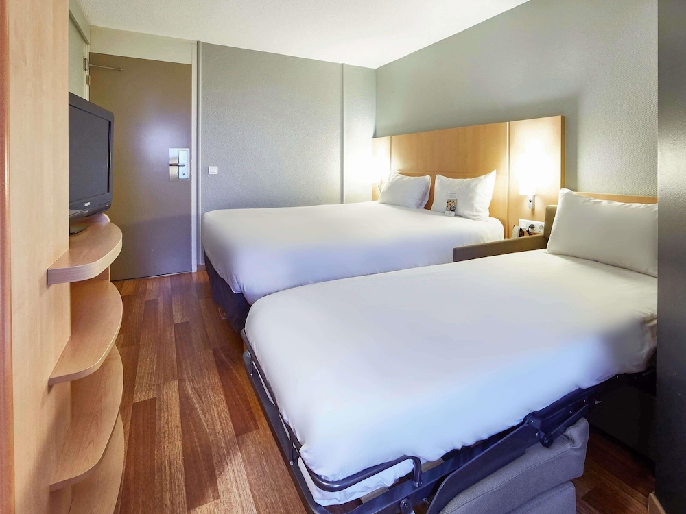 Habitación estándar con una cama doble y una cama individual del hotel Ibis Haguenau Strasbourg Nord. Foto 5