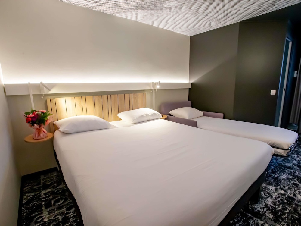 Habitación estándar con una cama doble y una cama individual del hotel Ibis Haguenau Strasbourg Nord. Foto 6
