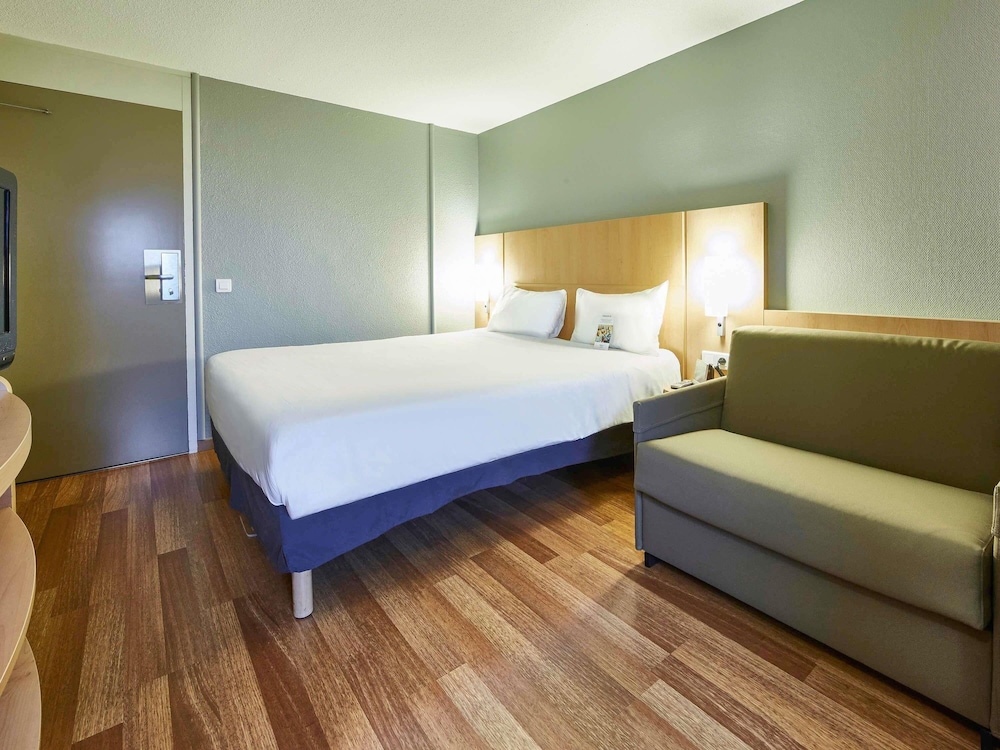 Habitación estándar con una cama doble y una cama individual del hotel Ibis Haguenau Strasbourg Nord. Foto 7