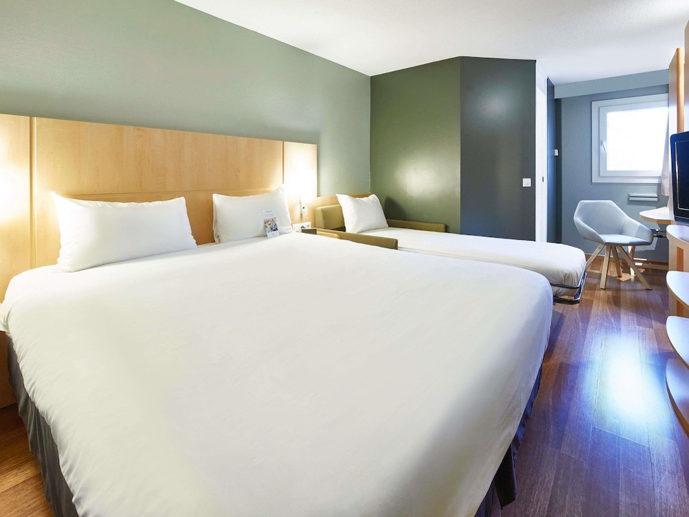 Habitación estándar con una cama doble y una cama individual del hotel Ibis Haguenau Strasbourg Nord. Foto 9