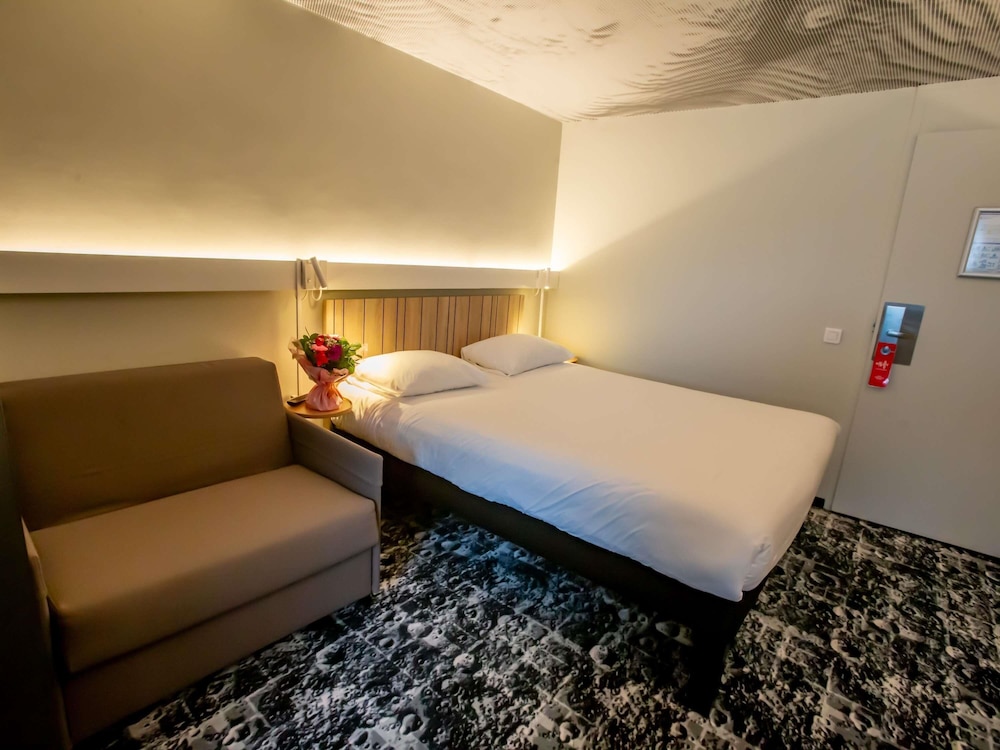 Habitación estándar con una cama doble y una cama individual del hotel Ibis Haguenau Strasbourg Nord. Foto 10