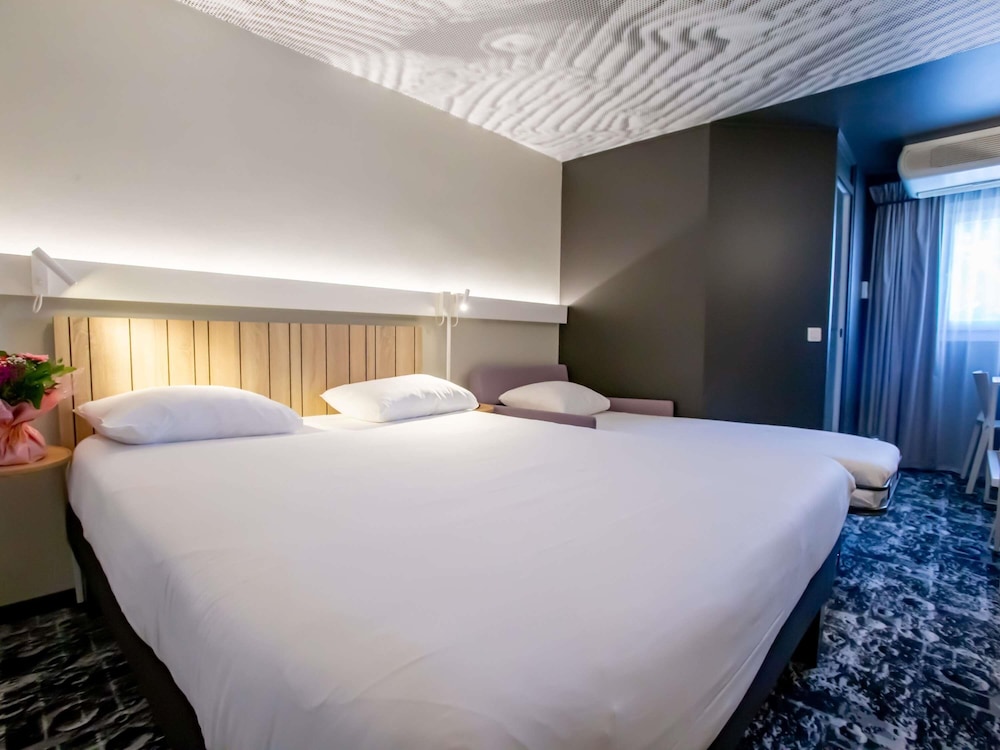 Habitación estándar con una cama doble y una cama individual del hotel Ibis Haguenau Strasbourg Nord. Foto 11