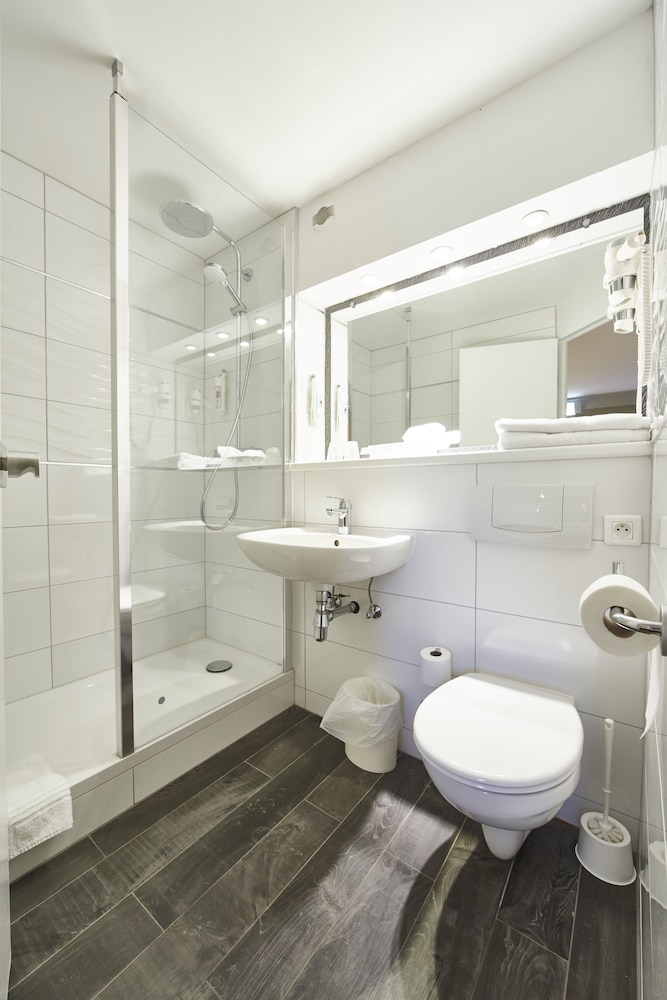 Habitación estándar con una cama doble y una cama individual del hotel Ibis Haguenau Strasbourg Nord. Foto 12