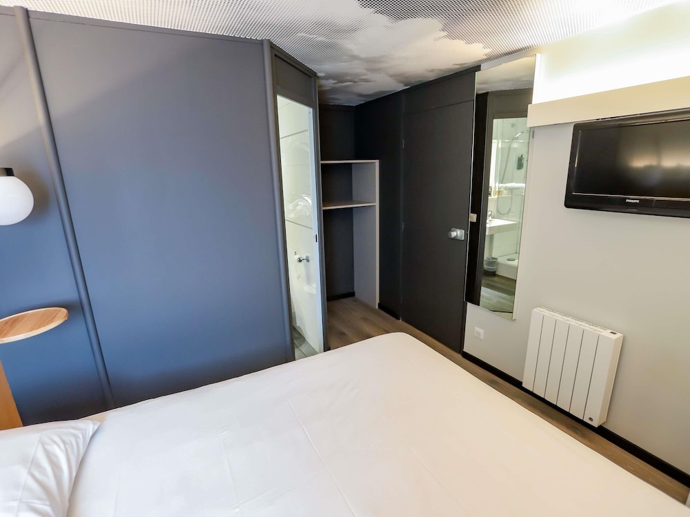 Habitación estándar con una cama doble y dos camas individuales del hotel Ibis Haguenau Strasbourg Nord