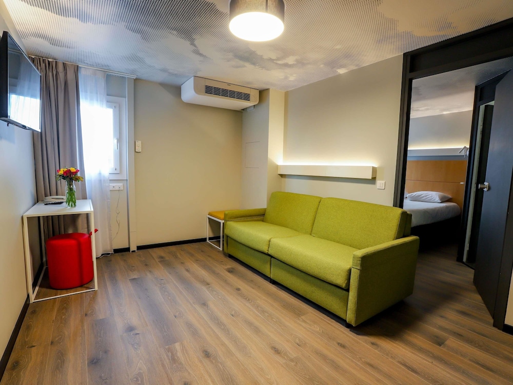 Habitación estándar con una cama doble y dos camas individuales del hotel Ibis Haguenau Strasbourg Nord. Foto 1