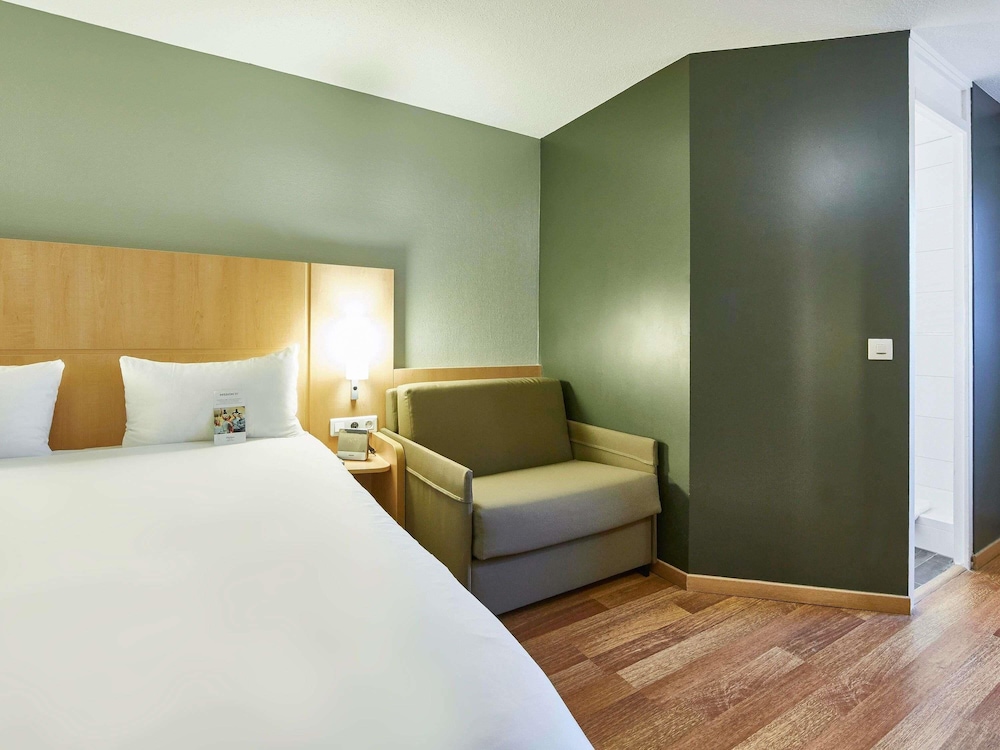 Habitación estándar con una cama doble y dos camas individuales del hotel Ibis Haguenau Strasbourg Nord. Foto 2