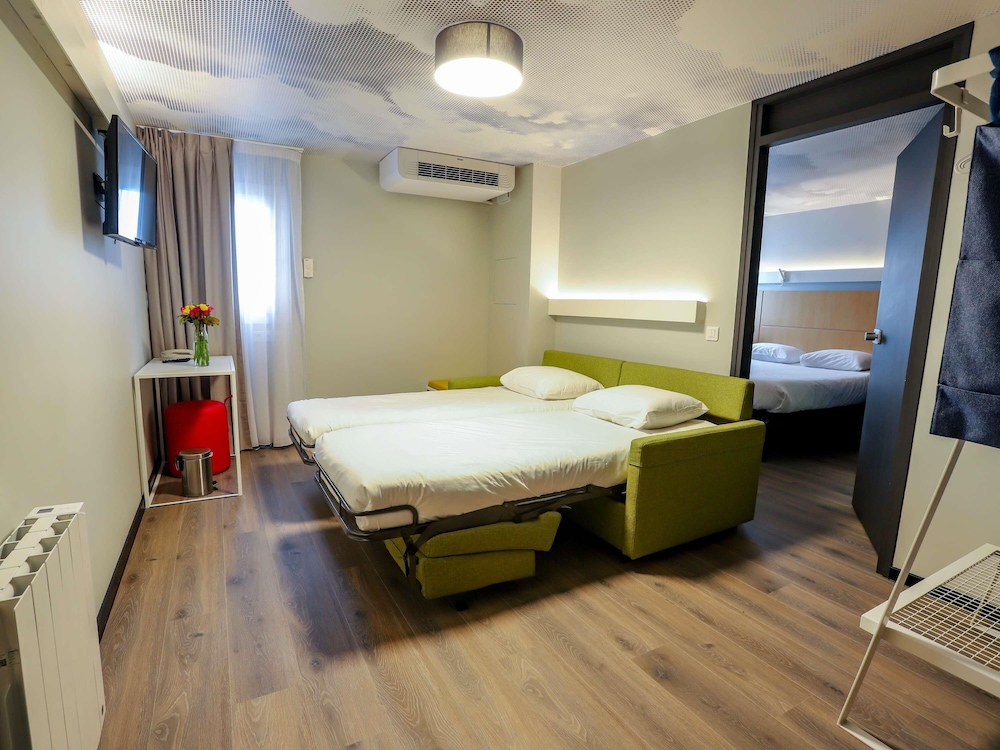 Habitación estándar con una cama doble y dos camas individuales del hotel Ibis Haguenau Strasbourg Nord. Foto 3