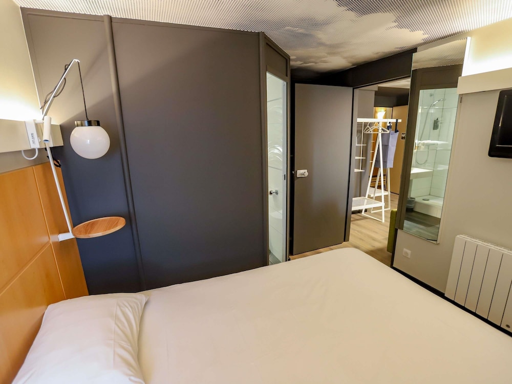 Habitación estándar con una cama doble y dos camas individuales del hotel Ibis Haguenau Strasbourg Nord. Foto 4