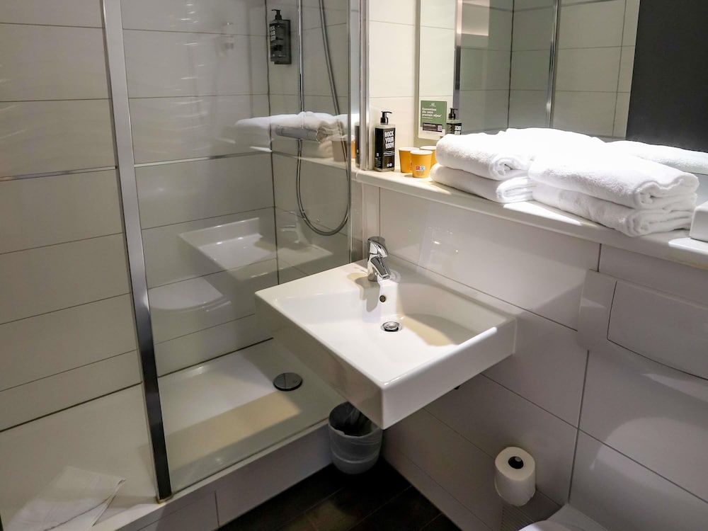 Habitación estándar con una cama doble y dos camas individuales del hotel Ibis Haguenau Strasbourg Nord. Foto 5