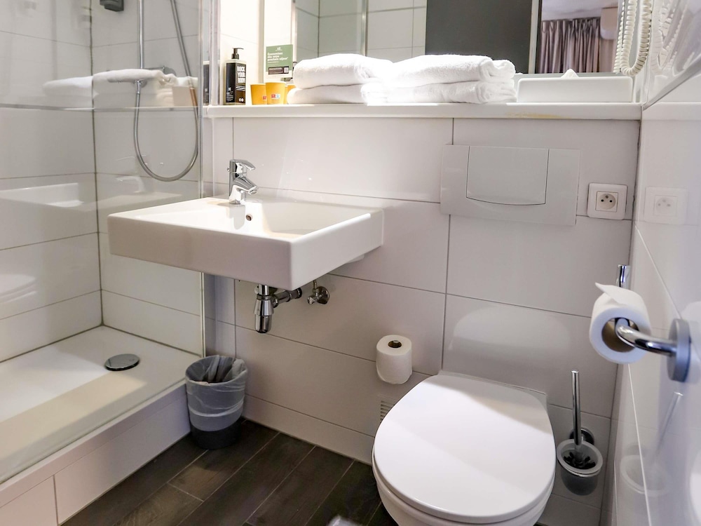 Habitación estándar con una cama doble y dos camas individuales del hotel Ibis Haguenau Strasbourg Nord. Foto 6