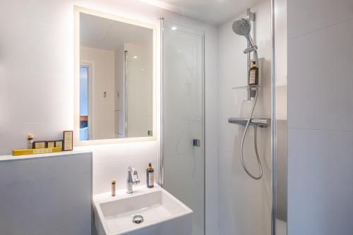Habitación Doble Superior con balcón del hotel College De France. Foto 4