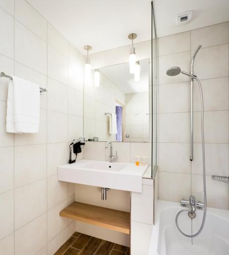 Habitación Doble Estándar - 2 camas del hotel Ibis Styles Cholet. Foto 4