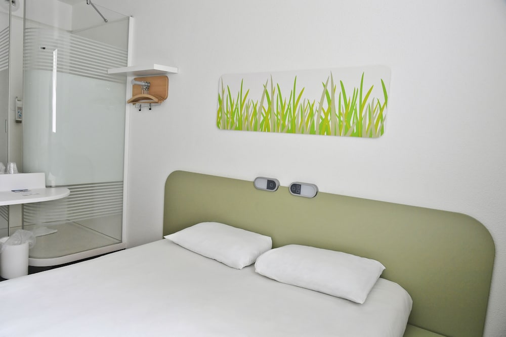 Habitación doble con una cama grande del hotel Ibis Budget Saint-quentin Centre Gare. Foto 4