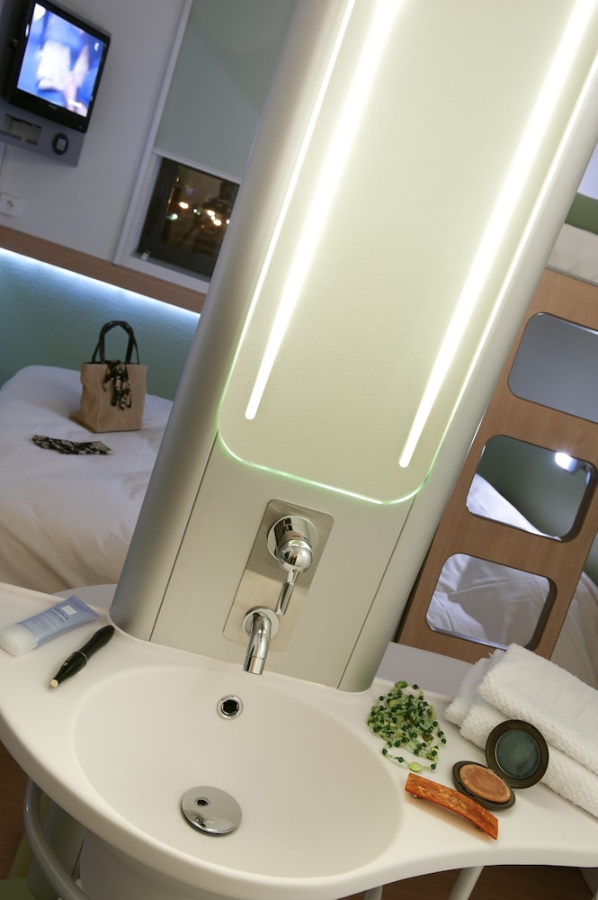 Habitación doble con una cama grande del hotel Ibis Budget Saint-quentin Centre Gare. Foto 5