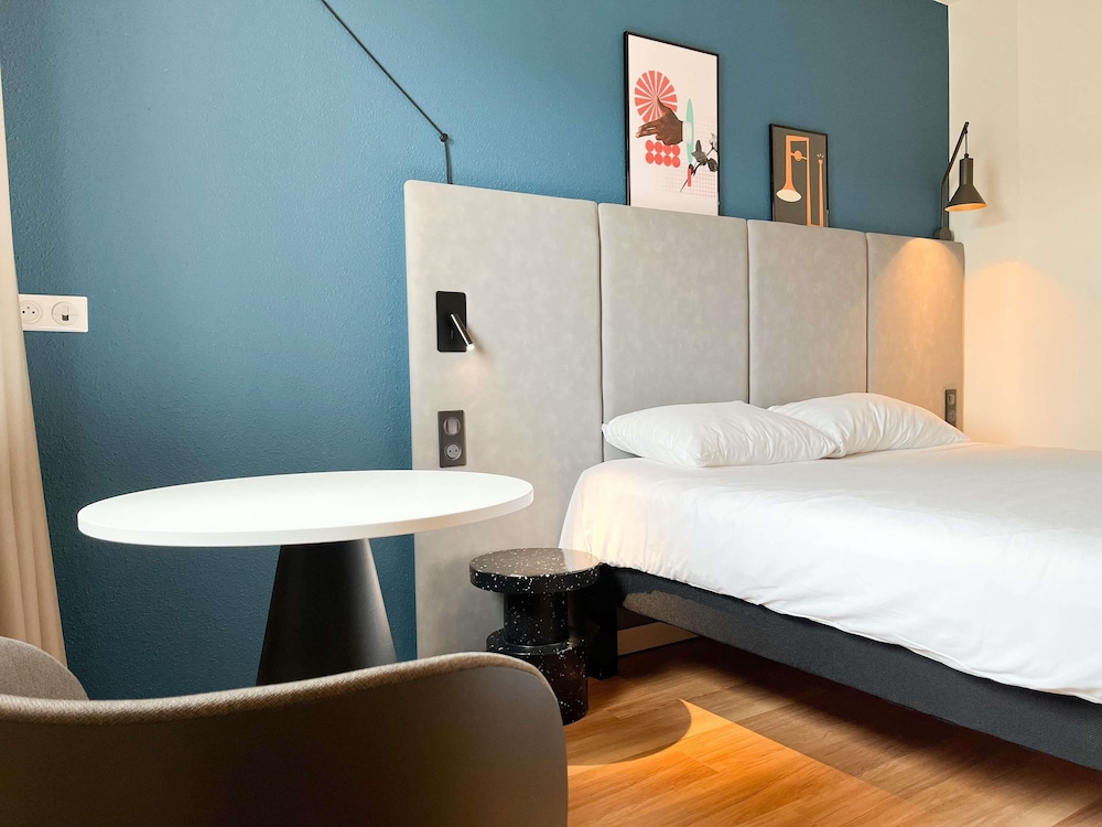 Habitación Standard con una cama doble del hotel Ibis Martigues. Foto 4