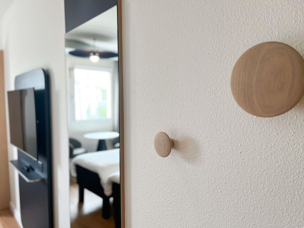 Habitación Standard con dos camas individuales del hotel Ibis Martigues. Foto 3