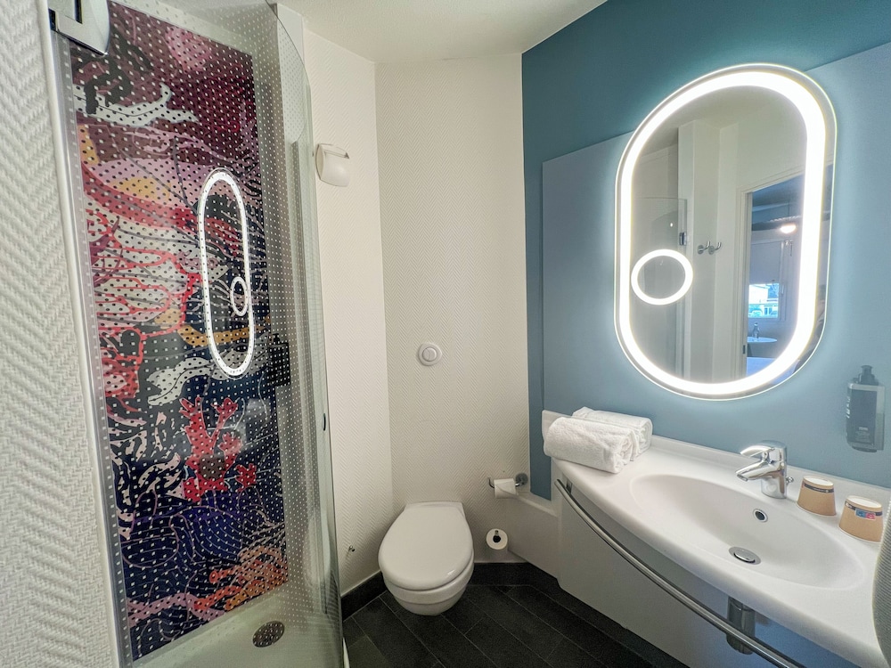 Habitación Standard con dos camas individuales del hotel Ibis Martigues. Foto 4
