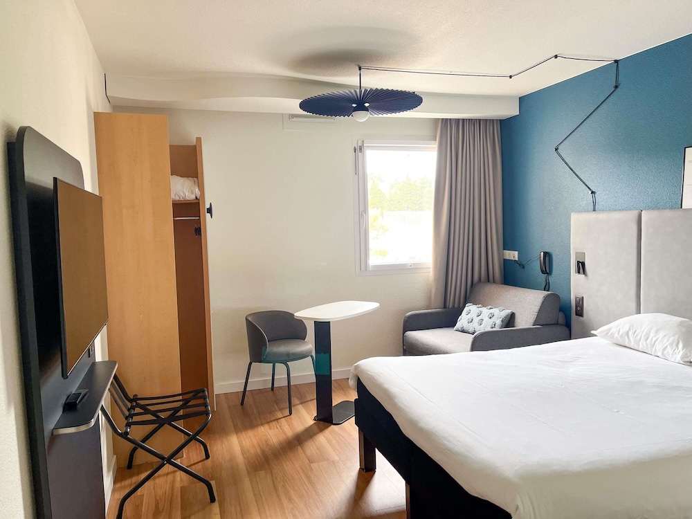 Habitación Standard con una cama doble y una cama individual del hotel Ibis Martigues
