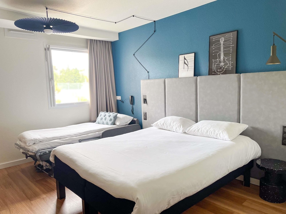 Habitación Standard con una cama doble y una cama individual del hotel Ibis Martigues. Foto 2