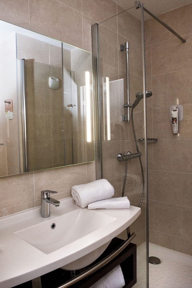 Habitación estándar con dos camas individuales del hotel Ibis Styles Rouen Nord-barentin. Foto 9