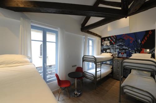 Habitación Familiar con ducha del hotel The 3 Ducks Eiffel Tower By Hiphophostels. Foto 6