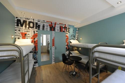 Habitación Familiar con ducha del hotel The 3 Ducks Eiffel Tower By Hiphophostels. Foto 12