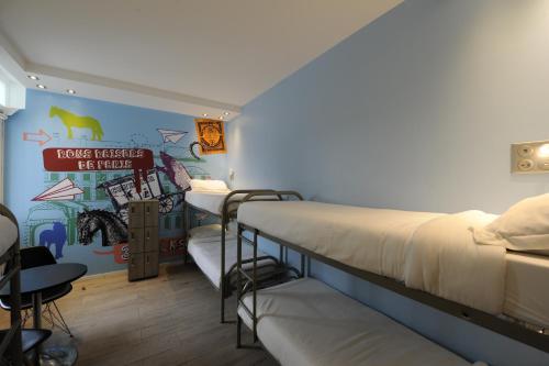 Cama en habitación compartida mixta de 6 camas del hotel The 3 Ducks Eiffel Tower By Hiphophostels. Foto 4