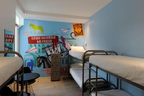 Cama en habitación compartida mixta de 6 camas del hotel The 3 Ducks Eiffel Tower By Hiphophostels. Foto 19