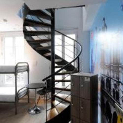 Cama en habitación compartida femenina de 6 camas del hotel The 3 Ducks Eiffel Tower By Hiphophostels. Foto 3