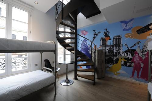Cama en habitación compartida femenina de 6 camas del hotel The 3 Ducks Eiffel Tower By Hiphophostels. Foto 4
