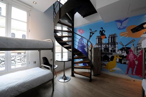 Cama en habitación compartida femenina de 6 camas del hotel The 3 Ducks Eiffel Tower By Hiphophostels. Foto 11