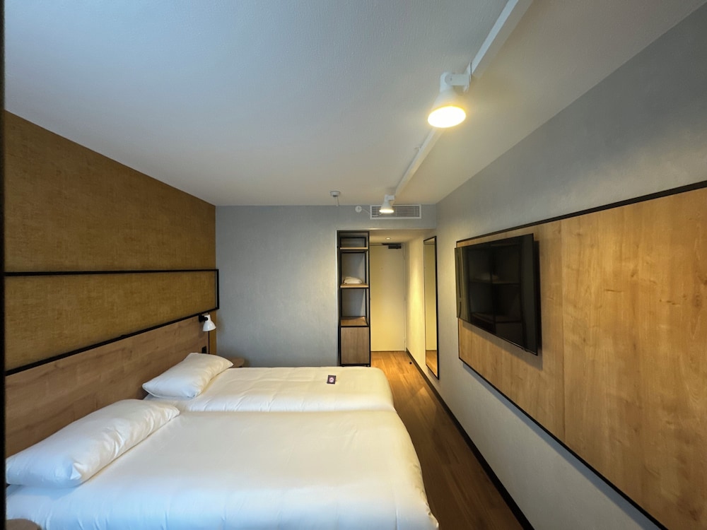 Suite estándar, 2 camas dobles, habitaciones comunicadas del hotel Ibis Styles Orleans. Foto 2
