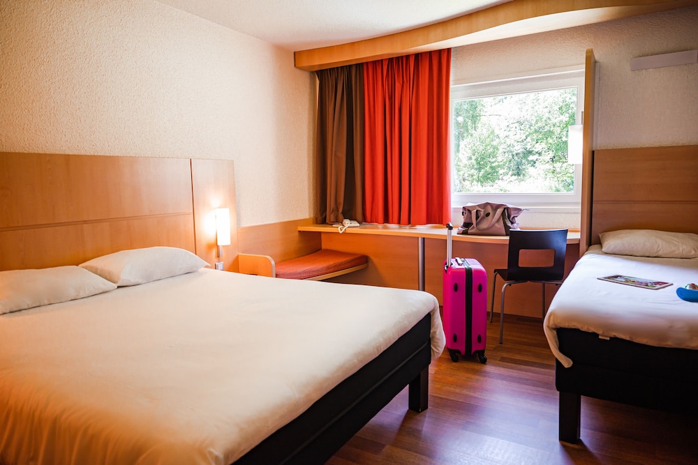 Habitación estándar con 1 cama doble y 1 cama individual del hotel Ibis Belfort Danjoutin. Foto 2