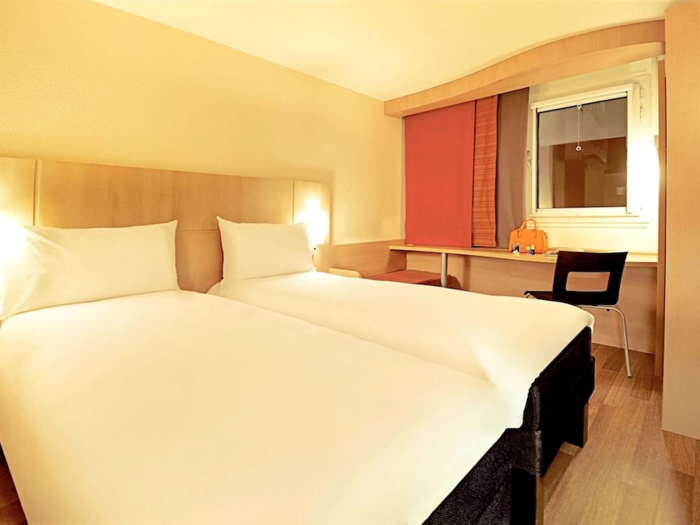 Habitación Estándar con 3 camas individuales del hotel Ibis Belfort Danjoutin. Foto 1