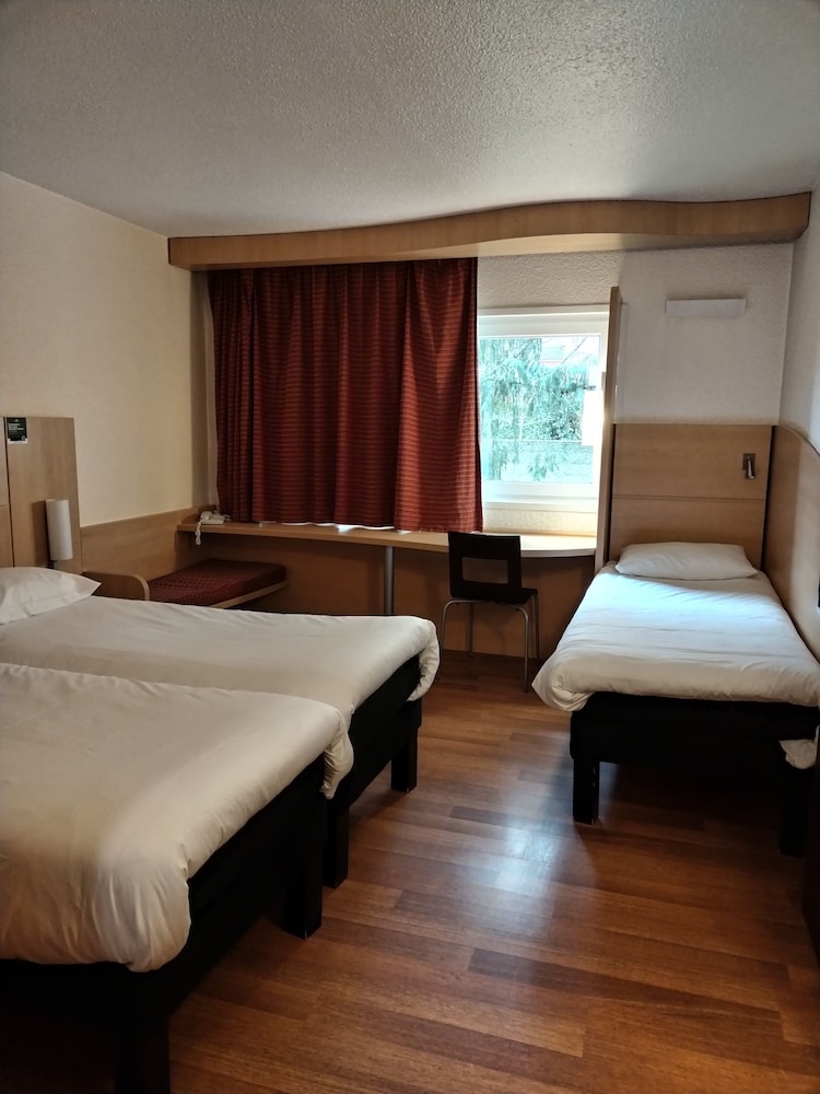 Habitación Estándar con 3 camas individuales del hotel Ibis Belfort Danjoutin. Foto 2