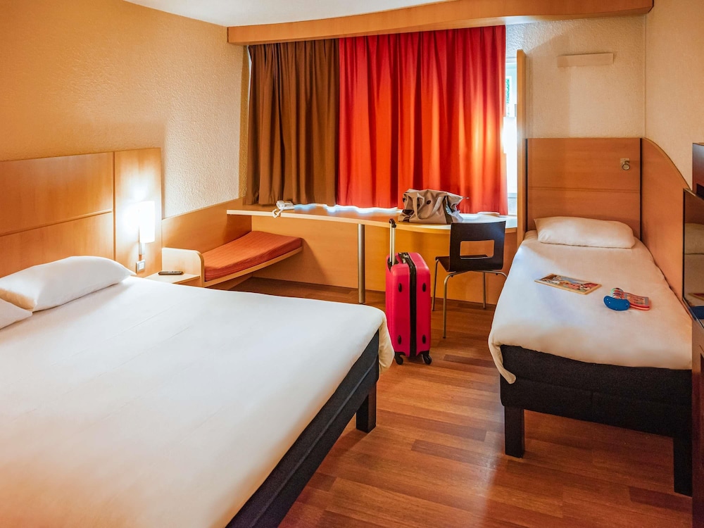 Habitación estándar con 1 cama doble y 1 cama individual del hotel Ibis Belfort Danjoutin. Foto 6