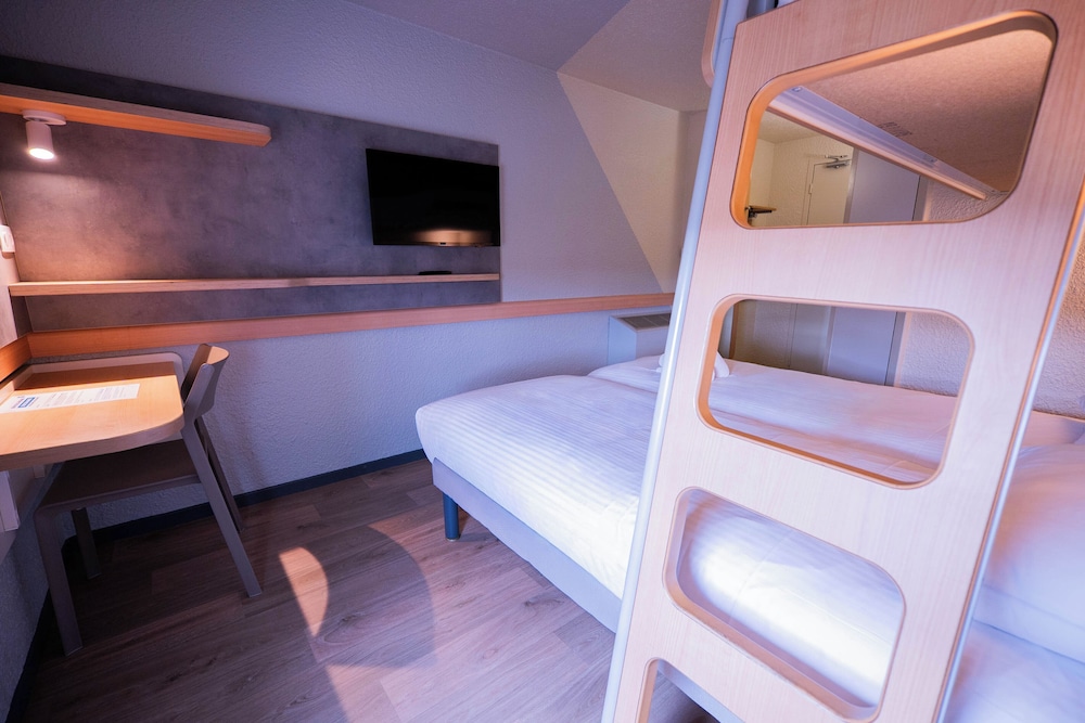 TRIPLE - Habitación con dos camas individuales y una litera del hotel Ibis Budget Metz Sud Augny. Foto 2