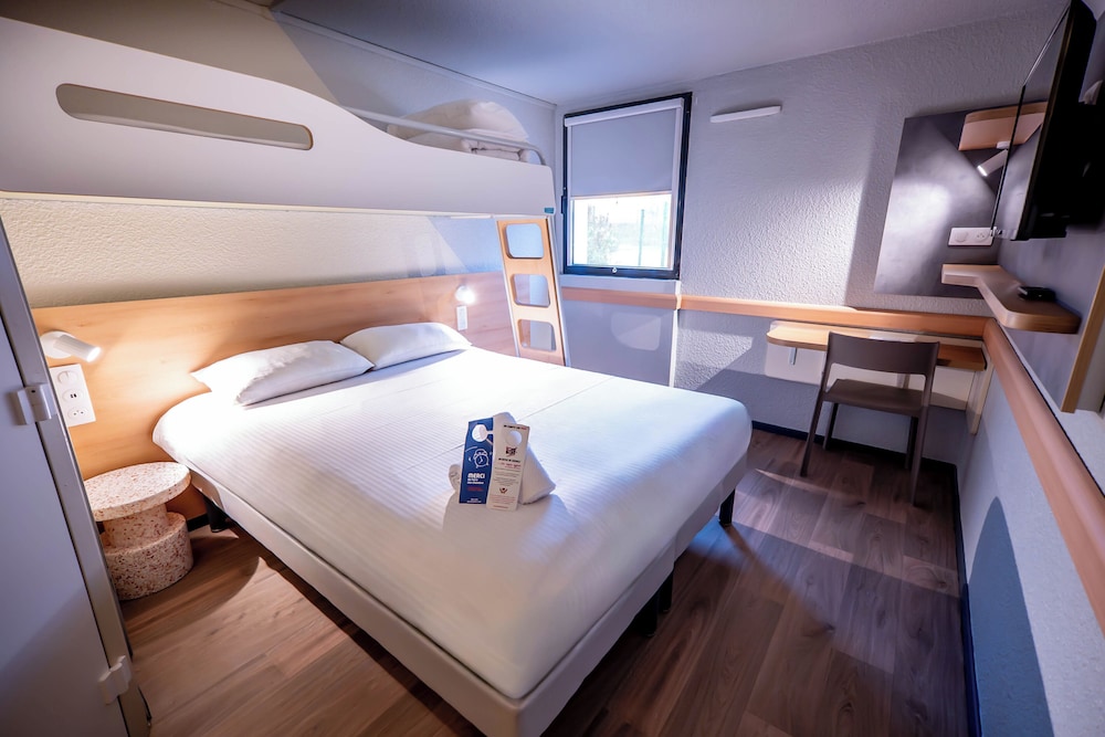 TRIPLE - Habitación con dos camas individuales y una litera del hotel Ibis Budget Metz Sud Augny
