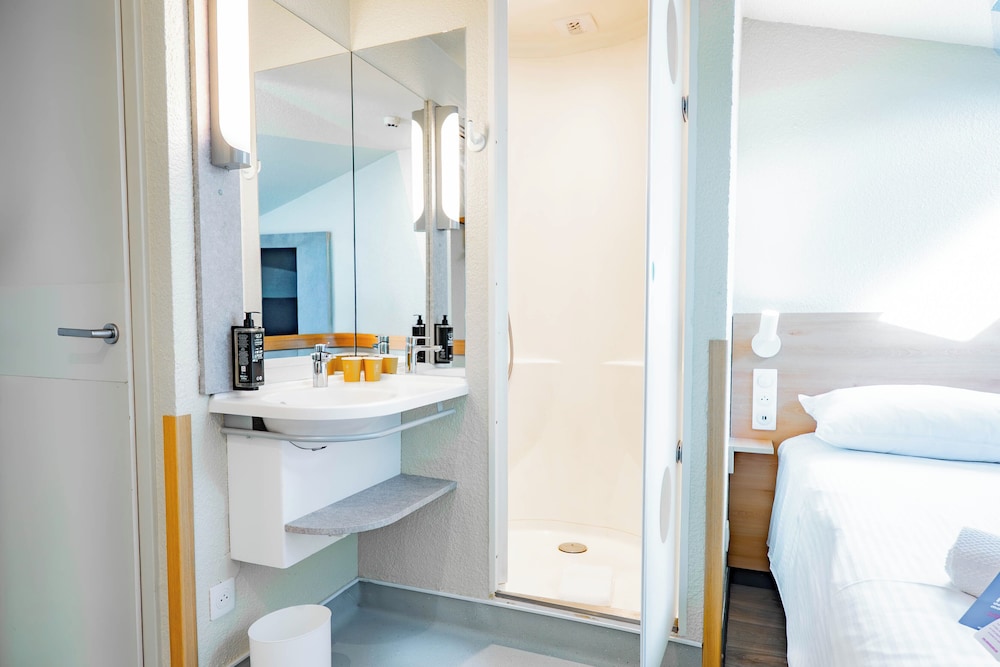 DOBLE - Habitación con una cama grande del hotel Ibis Budget Metz Sud Augny. Foto 1