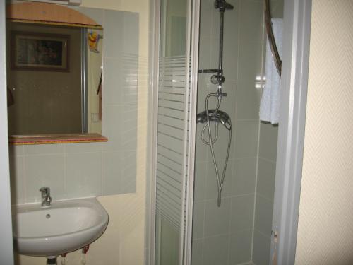 Habitación Doble con baño - 2 camas del hotel Au Royal Mad. Foto 5