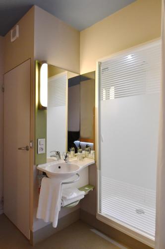 Habitación con DOS camas individuales. del hotel Ibis Budget Nantes Reze Aeroport. Foto 3