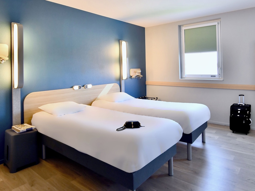 Habitación Familiar Clásica del hotel Ibis Budget Nantes Reze Aeroport. Foto 1